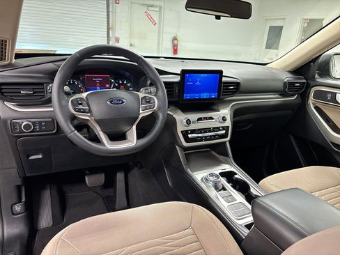 Used 2021 Ford Explorer XLT image 28