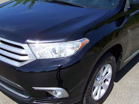 Used 2012 Toyota Highlander SE w/ Tow Pkg AWD/4WD image 16