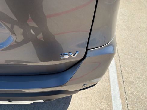 Used 2020 Nissan Rogue SV image 3