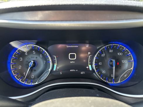 Used 2021 Chrysler Pacifica Touring-L FWD image 11