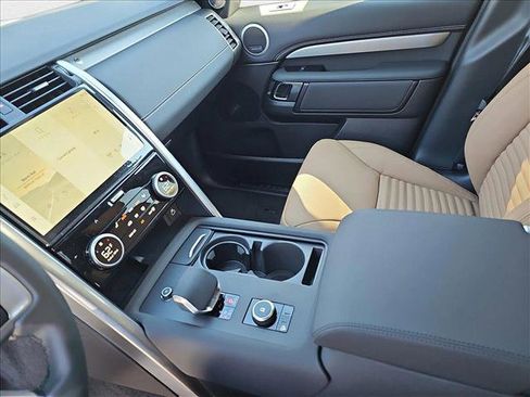 New 2025 Land Rover Discovery Dynamic SE image 25