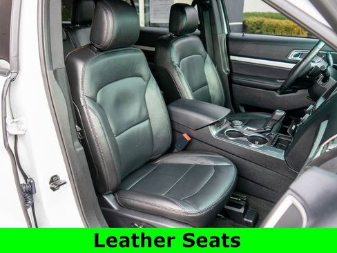 Used 2017 Ford Explorer XLT w/ Equipment Group 202A image 9