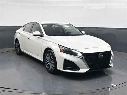 Used 2023 Nissan Altima 2.5 SV image 2