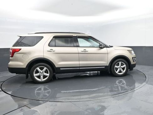 Used 2017 Ford Explorer XLT w/ Equipment Group 202A AWD/4WD image 4