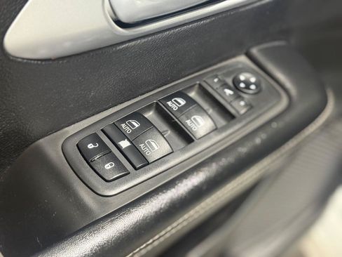 Used 2019 Chrysler Pacifica Limited w/ Advanced Safetytec Group FWD image 37