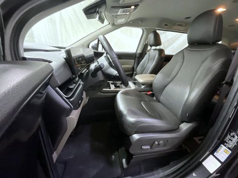 Used 2025 Kia Carnival image 11