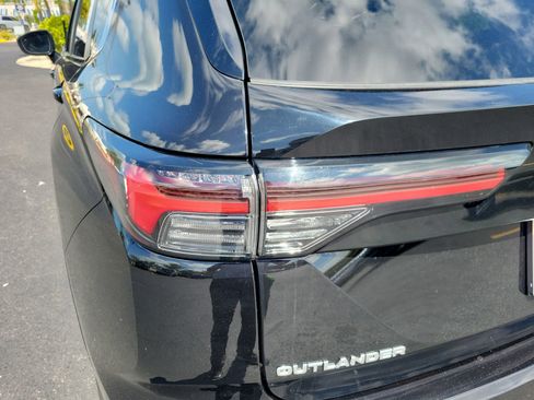 Used 2025 Mitsubishi Outlander AWD image 12