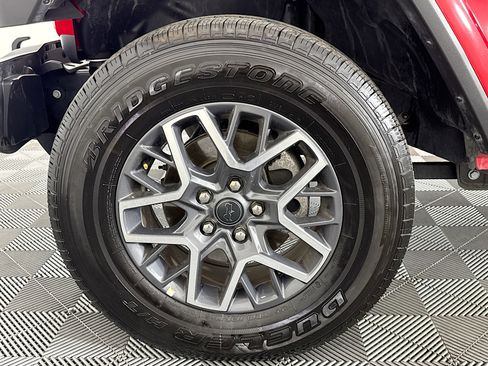 Used 2025 Jeep Wrangler Sahara image 37