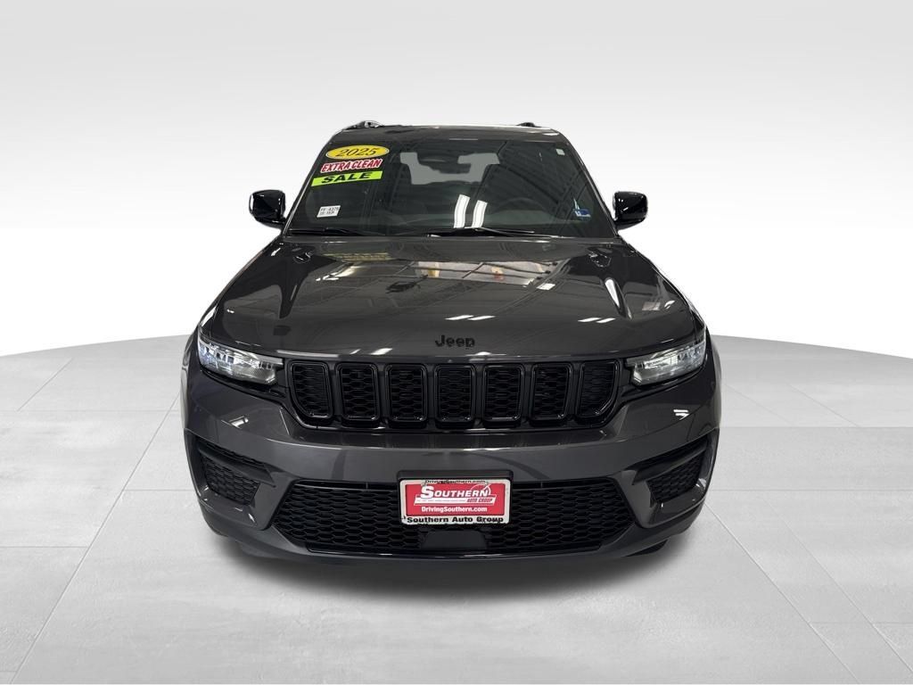 Used 2025 Jeep Grand Cherokee Altitude AWD/4WD image 7