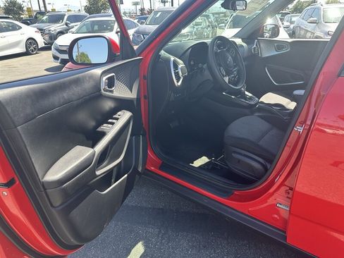 Used 2023 Kia Soul LX w/ LX Technology Package FWD image 12