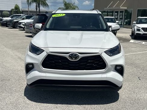 Used 2023 Toyota Highlander XLE FWD image 3