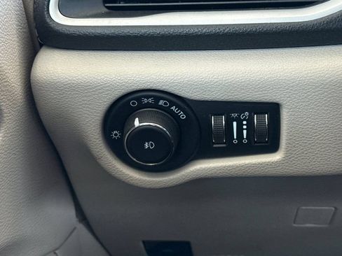 Used 2022 Chrysler Pacifica Touring-L w/ Uconnect Theater Family Group FWD image 41
