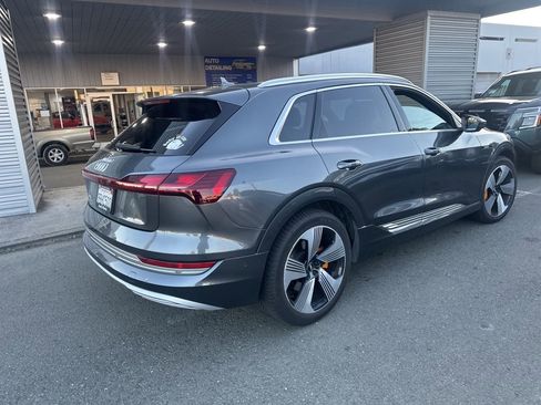 Used 2019 Audi e-tron Prestige w/ Prestige Package AWD/4WD image 3