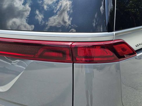 Certified 2024 Kia Carnival EX FWD image 9