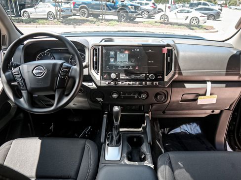 Used 2025 Nissan Frontier SV image 27
