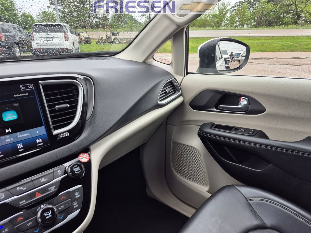 Used 2023 Chrysler Pacifica Touring-L FWD image 22