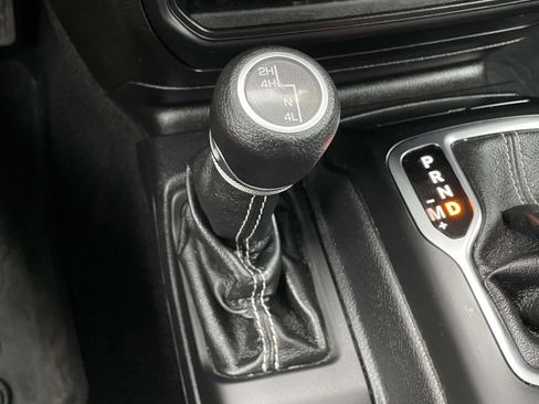 Used 2020 Jeep Gladiator Overland AWD/4WD image 29