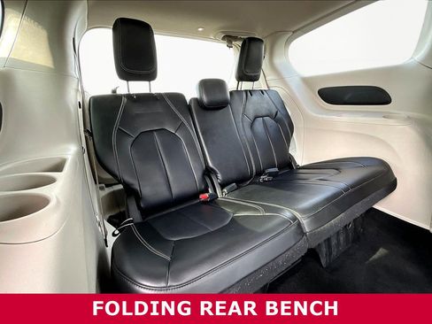 Used 2024 Chrysler Pacifica Touring-L image 27