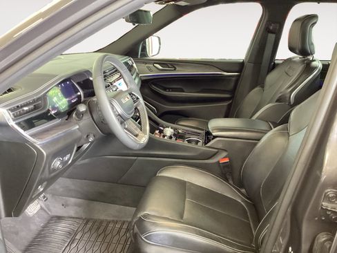 Used 2023 Jeep Grand Cherokee Overland w/ Luxury Tech Group IV AWD/4WD image 9