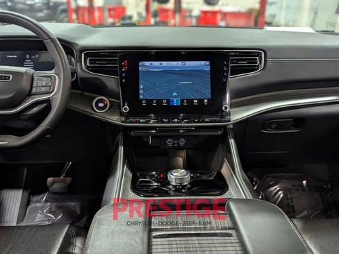 Used 2024 Jeep Wagoneer L Series II w/ Flexible Seating Group image 20