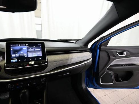 Used 2024 Jeep Compass Latitude image 28