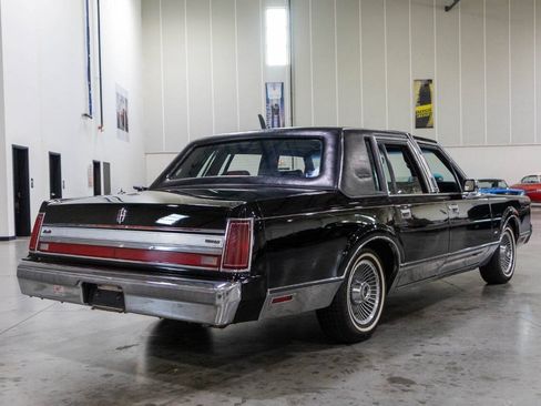 Used 1988 Lincoln Town Car Signature RWD image 6