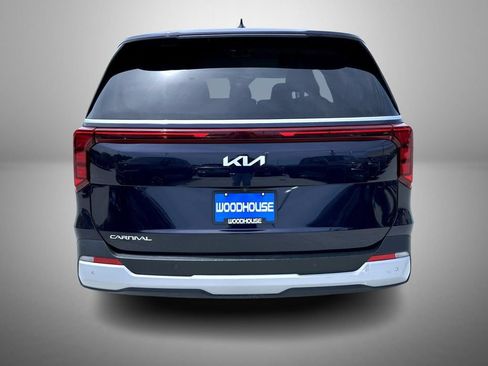 Used 2025 Kia Carnival FWD image 6