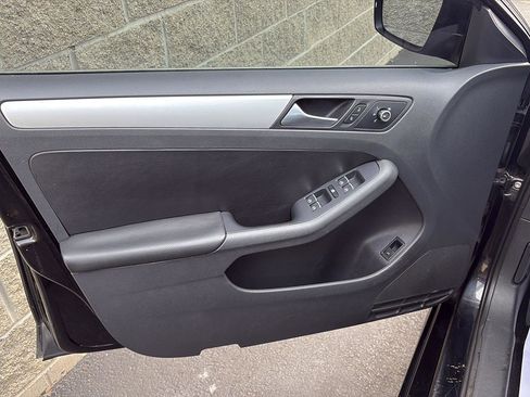 Used 2013 Volkswagen Jetta SE FWD image 4