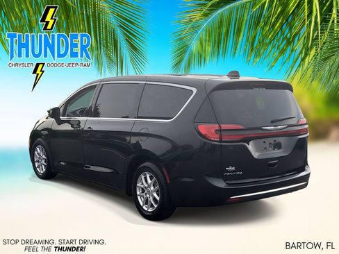 Used 2023 Chrysler Pacifica Touring-L FWD image 3