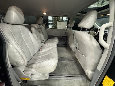 Used 2013 Toyota Sienna XLE image 27