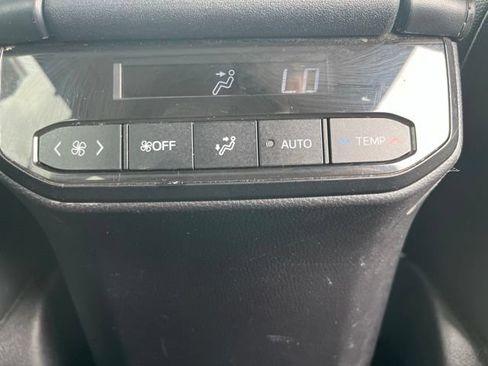 Used 2024 Toyota Highlander XLE AWD/4WD image 30