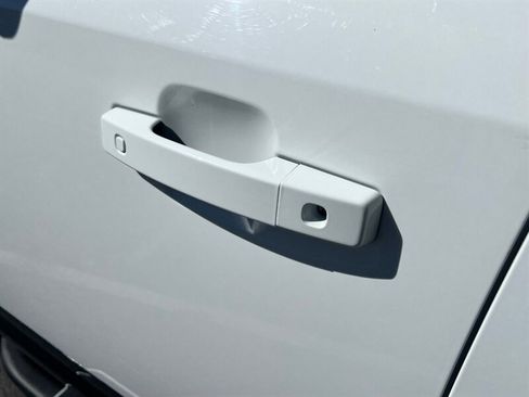 Used 2023 Land Rover Defender 130 X-Dynamic SE image 16