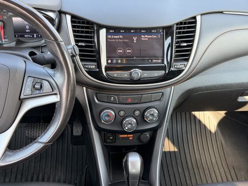 Used 2020 Chevrolet Trax LT w/ LT Convenience Package AWD/4WD image 30