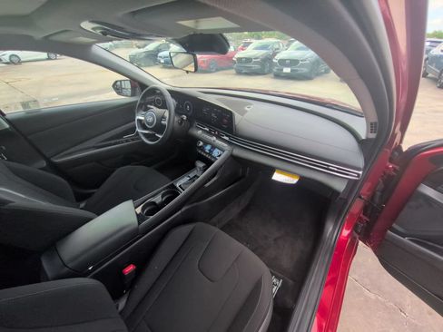 Used 2025 Hyundai Elantra SEL FWD image 32