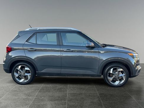 Used 2025 Hyundai Venue SEL image 8