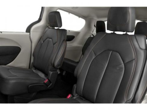 Used 2018 Chrysler Pacifica Touring-L Plus FWD image 11