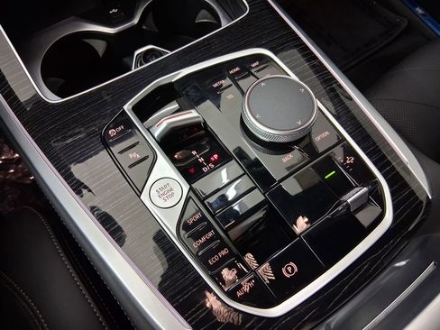 Certified 2025 BMW X7 xDrive40i w/ M Sport Package image 17