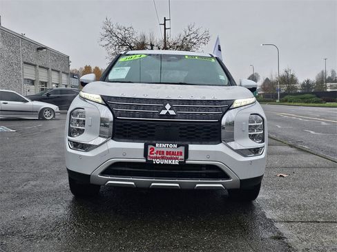 Used 2024 Mitsubishi Outlander SE image 2