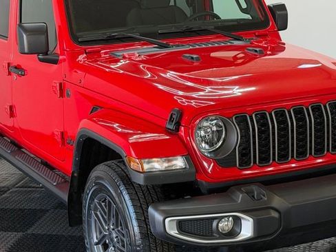 Certified 2024 Jeep Gladiator Sport AWD/4WD image 2