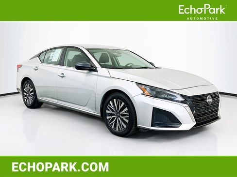 Used 2024 Nissan Altima 2.5 SV FWD image 1