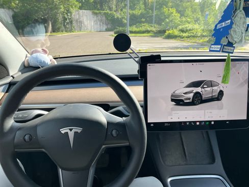 Used 2023 Tesla Model Y AWD image 7