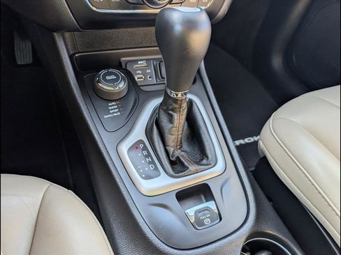 Used 2017 Jeep Cherokee Limited image 13