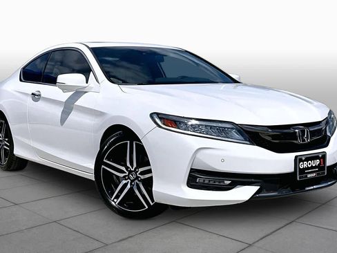Used 2017 Honda Accord Touring image 3