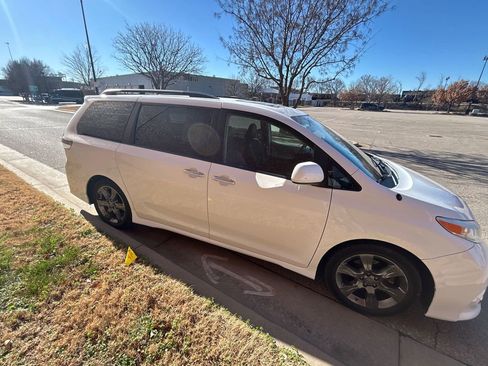 Used 2014 Toyota Sienna SE image 4