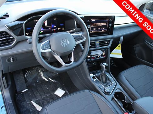 Certified 2025 Volkswagen Taos SE image 9