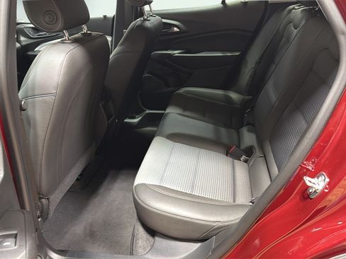 Used 2025 Chevrolet Trax LT w/ LT Convenience Package FWD image 13