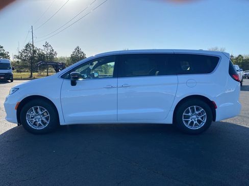 New 2026 Chrysler Pacifica Select image 4