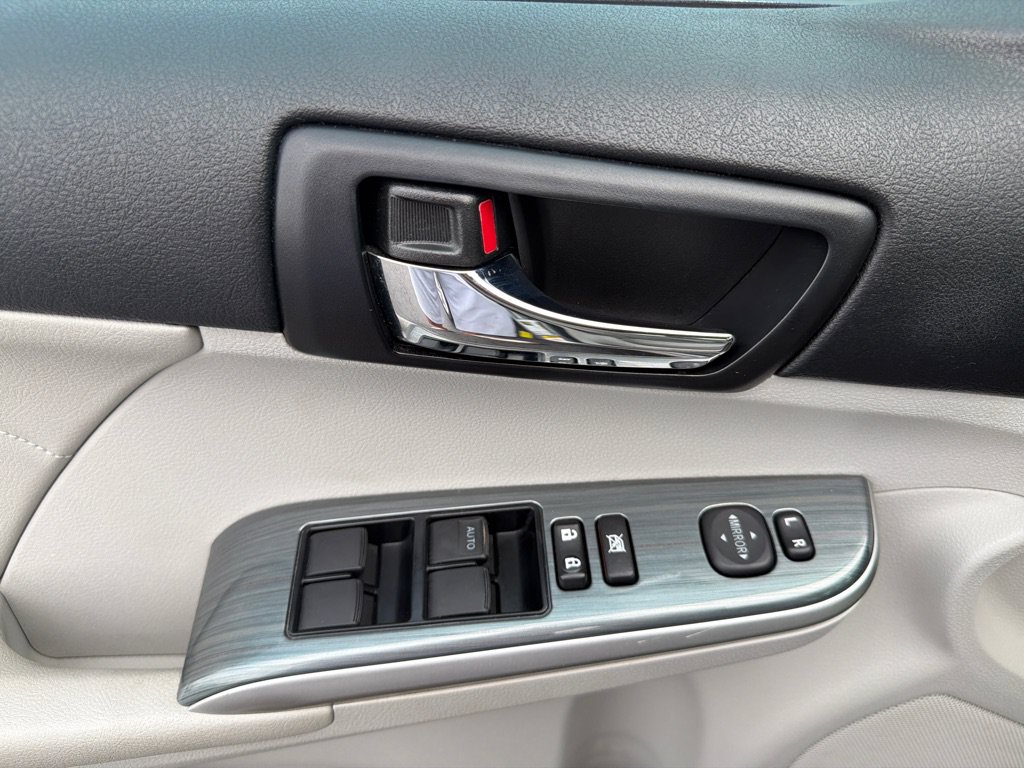 Used 2013 Toyota Camry XLE w/ Leather Pkg FWD image 12