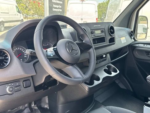 Used 2025 Mercedes-Benz Sprinter 2500 image 32