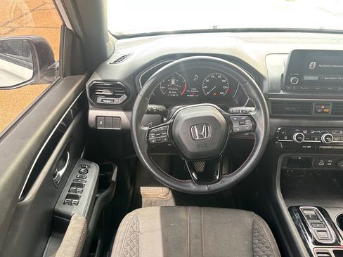 Used 2025 Honda Pilot Sport image 3